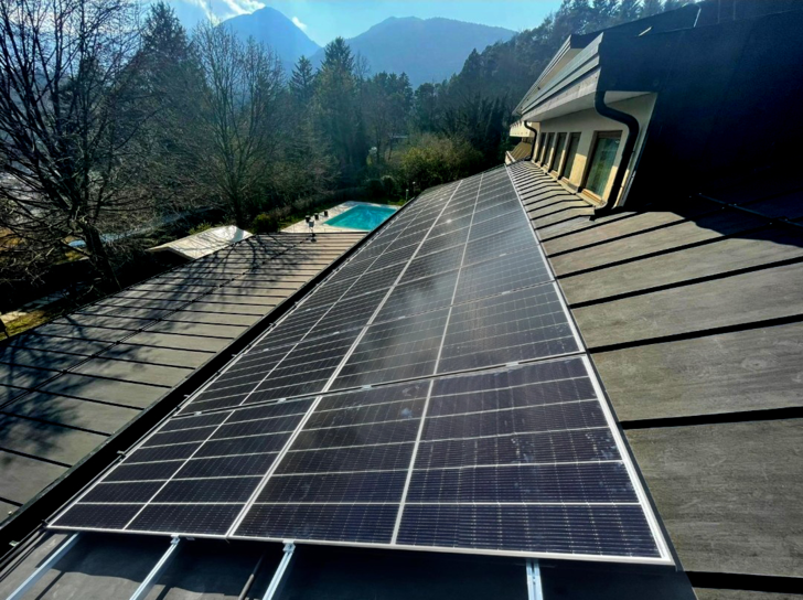 Located in an area of extreme natural beauty the Hotel Flora is surrounded by the greenery of Valle Salus.