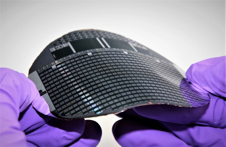 A new thin-film solar cell. developed by Fraunhofer ISE, reached a record efficiency of almost 69 percent. - © Fraunhofer ISE/H. Helmers
