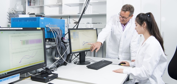 Researchers have now achieved a high energy density with a new combination of cathode and electrolyte.