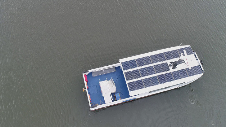 The ferry covers the distance from the mainland to the island of Usedom and back using electricity from the solar modules on the roof.