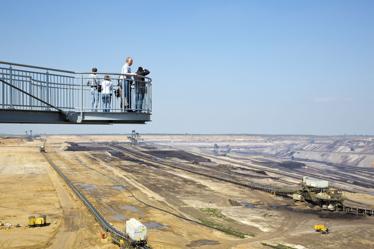 View of the mine: the Garzweiler opencast mine's Skywalk viewing point.