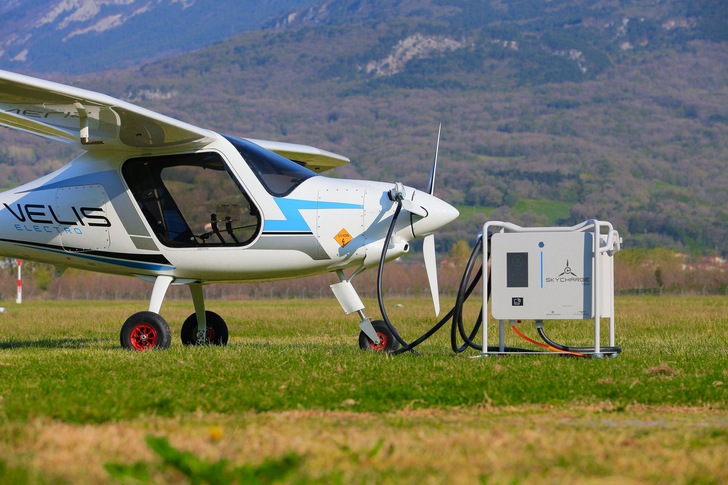 Skycharge is the first charging station for electric aircraft with smart grid functionalities, enabling V2G. - © Green Motion
