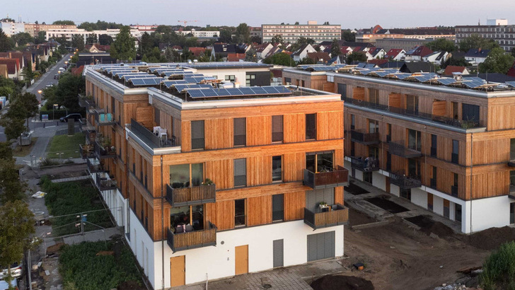 Photovoltaics on the green roofs of the two buildings are a central part of the decarbonised energy supply. - © Stefan Flach (www.filter-design.de)
