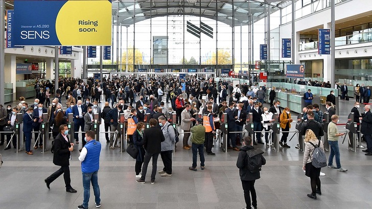 Large crowd of visitors at the start of The smarter E Europe Restart 2021.