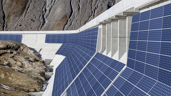 PV plant at Muttsee dam in Switzerland - © Axpo
