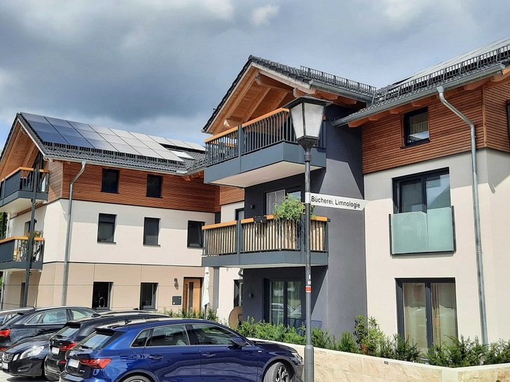 A modern apartment building that is almost completely self-sufficient in energy has been created from an approximately 120-year-old building.