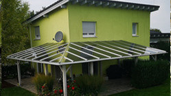 With the modules from Ertex Solar, Pholtec can also erect terrace roofs around the edges of buildings.