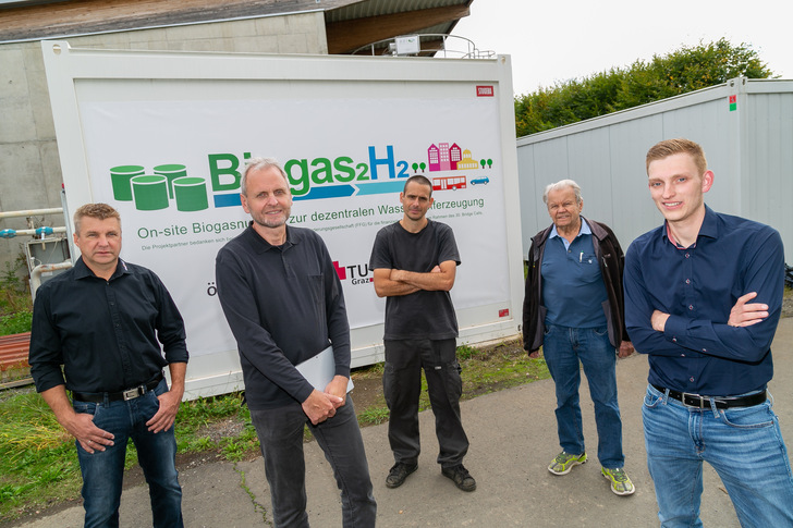 The "Team Biogas" at the demonstration plant (from left): Karl Totter, Ökostrom Mureck; Viktor Hacker, researcher at TU Graz; Gernot Voitic, Rouge H2 Engineering; Karl Totter sen., Ökostrom Mureck and Bernd Stoppacher, PhD student.