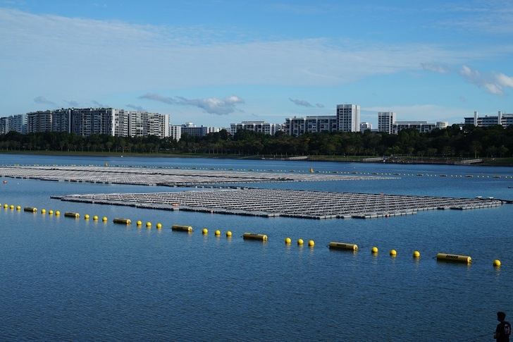 Singapure has scarce land and invests increaslingy in floating PV. - © Fimer

