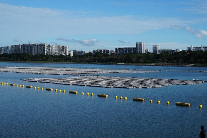 Singapure has scarce land and invests increaslingy in floating PV.