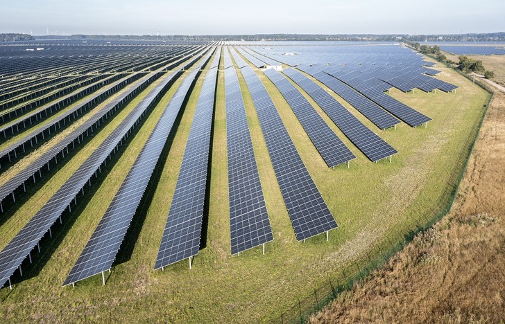 The solar park Werneuchen of EnBW in Brandenburg/Germany supplies up to 50,000 households. - © EnBW/Paul Langrock
