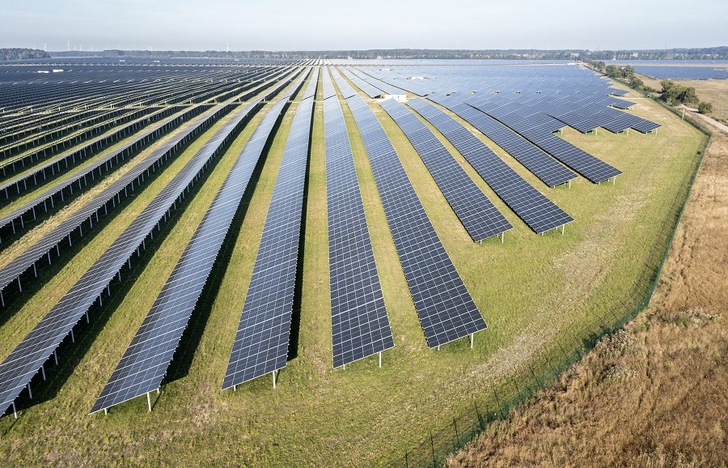 The solar park Werneuchen of EnBW in Brandenburg/Germany supplies up to 50,000 households.