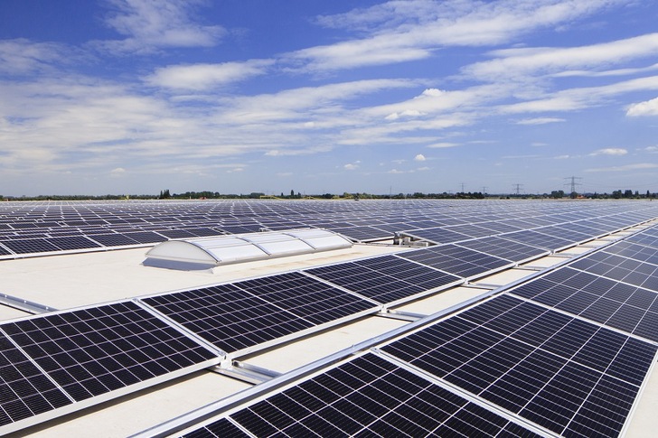BayWa r.e. and Goodman are realizing a 7 MW rooftop installation on a logistics centre with Novotegra mounting systems.