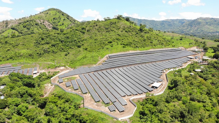 Due to the steeply sloping and uneven terrain, the layout of the plant had to be planned flexibly, with some mounting tables installed in an east/west orientation.