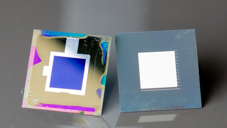The researchers have achieved the higher efficiency with two improvements: with a nanostructure on the front (left) and a reflector on the back (right). - © HZB
