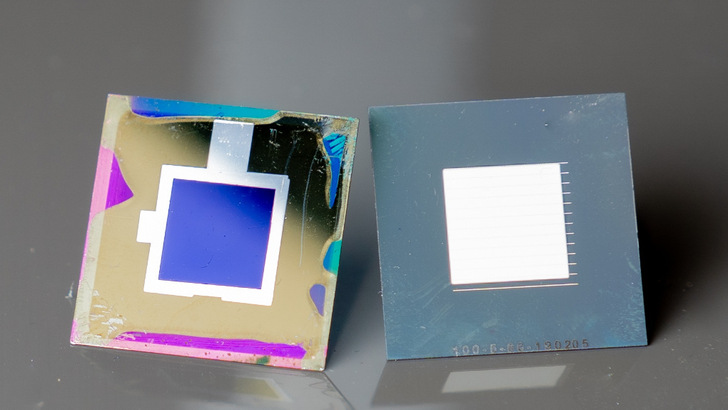The researchers have achieved the higher efficiency with two improvements: with a nanostructure on the front (left) and a reflector on the back (right).