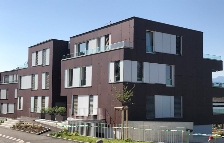 In addition to the outstanding energy concept, the aesthetics of the facade were also convincing. This is characterised by the white solar elements.