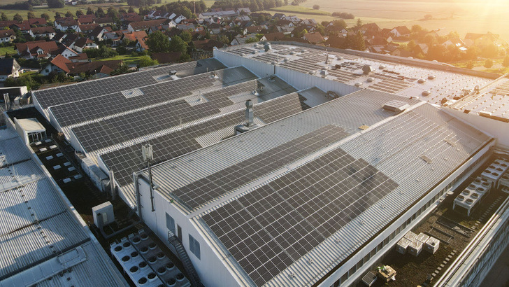The new solar roofs supply the battery plant in Schierling with clean electricity.