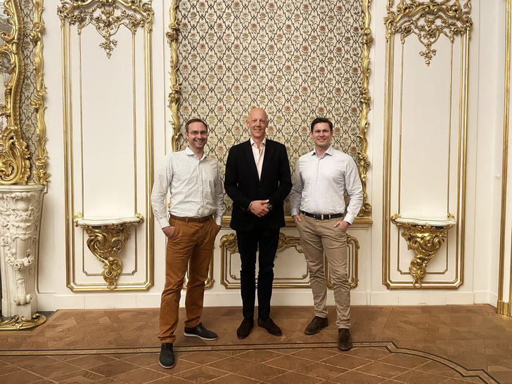 Daniel Hannemann (left) and Simon Schandert (right), founders and chief executives at Tesvolt, with Johannes Meran, Chief Investment Officer of the Liechtenstein Group. - © Tesvolt

