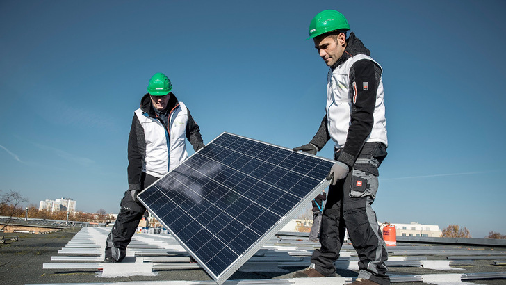 Installers working on behalf of Berlin's public utility to get more solar power on the roofs. - © Benjamin Pritzkuleit/Berliner Stadtwerke

