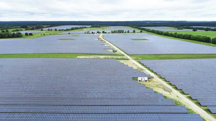 Belectric crossed the mark of four gigawatts of installed solar capacity worldwide. The course to five gigawatts is set: In Tramm-Göthen, the solar company is currently building the largest, independent PV system in Germany.