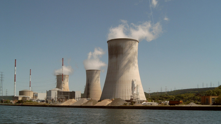 The Tihange nuclear power plant in Belgium is located directly on the Meuse River. It is only protected by a narrow flood wall. - © Heiko Schwarzburger
