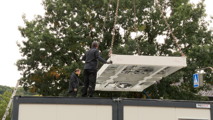 A perfect fit: Faber designed its solar frame to fit onto 20-foot containers. - © Faber Infrastructure / YESSS Elektrofachgrosshandlung
