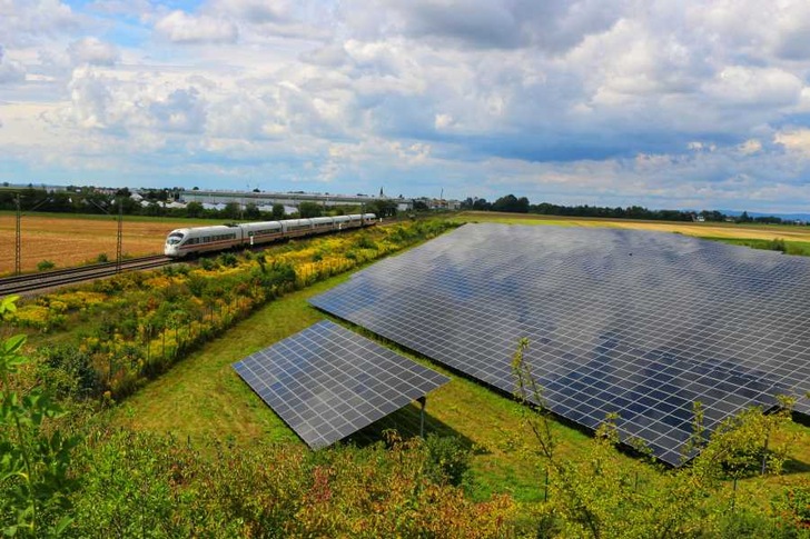 TÜV Rheinland is investigating which PV applications on and in the rail infrastructure can be used to feed electrical energy directly into the rail power grid. - © Shutterstock
