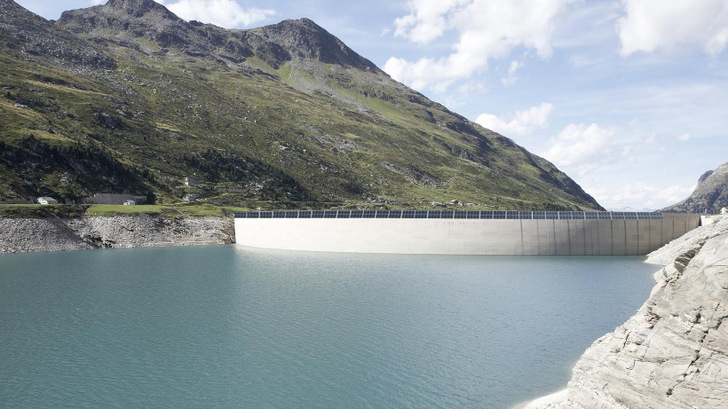 It is still a picture montage. But soon solar modules will also be supplying electricity on the south side of the Lago di Lei dam. - © EWZ
