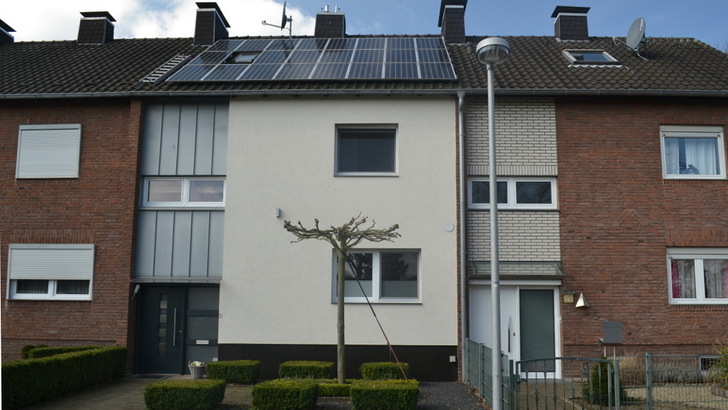 Integrated solar power generation - a rapidly expandable model for municipal utilities thanks to intelligent management systems and storage units