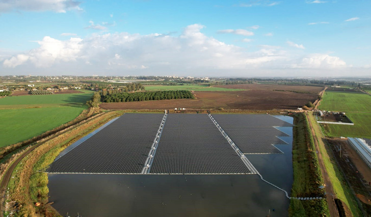 This floating plant has 4.8 megawatts and is located at Gan HaShomron in Israel. - © Belectric
