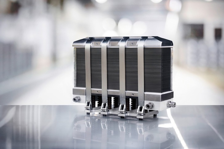 In collaboration with its partners, Schaeffler is developing a fuel cell, which will enable direct CO2-free operation using hydrogen bonded in LOHC.