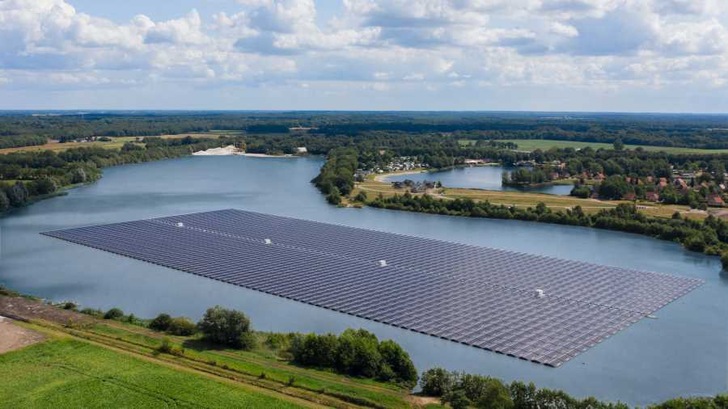 Example project of a floating PV plant_  Tynaarlo by BayWa r.e. in the Netherlands