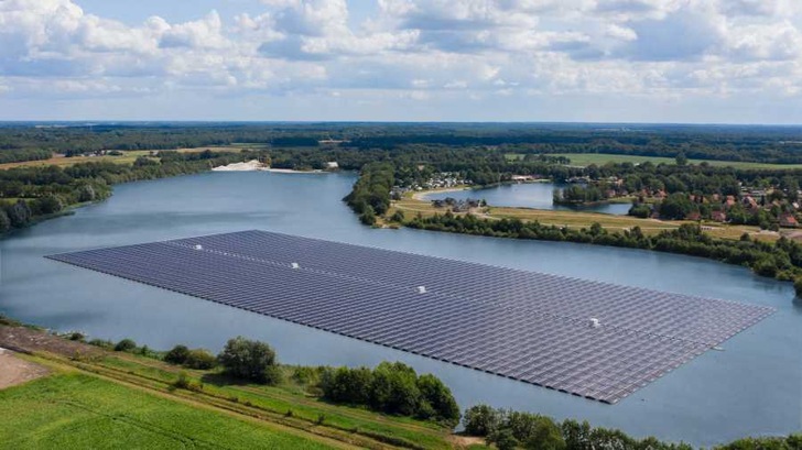 Example project of a floating PV plant_  Tynaarlo by BayWa r.e. in the Netherlands - © BayWa r.e.
