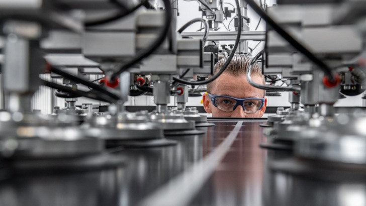 Test laboratory for high-efficiency solar modules at the Freiberg site of Meyer Burger.