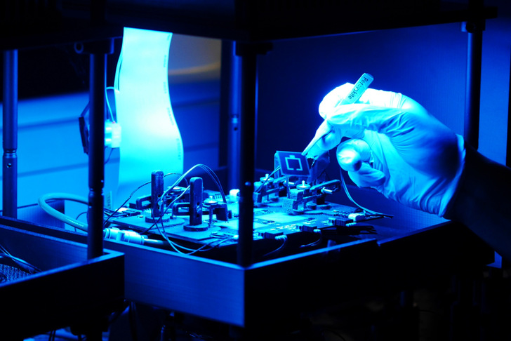 In the Hysprint lab at HZB, the team developed a perovskite technology which can now be combined with mass produced silicon solar cells by Q Cells to make highly efficient tandem cells.