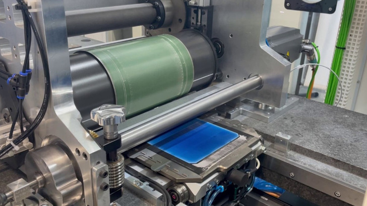Instead of the previous flat screen printing, the developers use rotary screen printing to reduce the cycle times for metallisation.