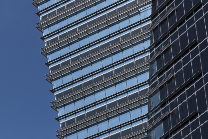 Gioia 22 skyscraper, in Milan. Photovoltaic integration in façade. - © Onyx Solar
