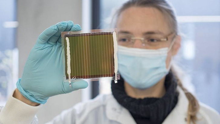 Semi-transparent perovskite cells are the basis of tandem solar cells. They are combined with different semiconductors for this purpose.