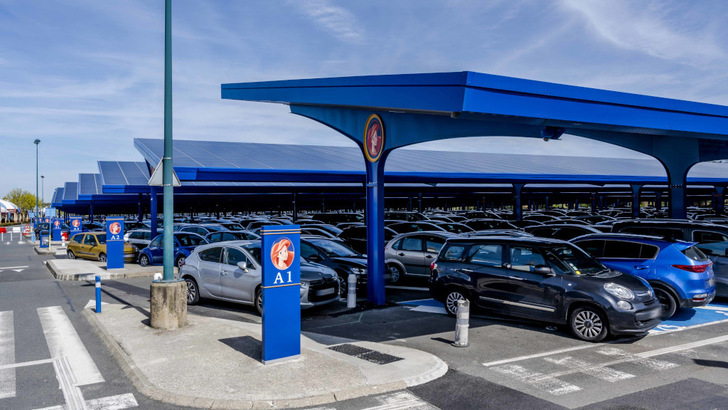 Urbasolar adapted the steel construction to the specifications of the operator of Disneyland Paris.