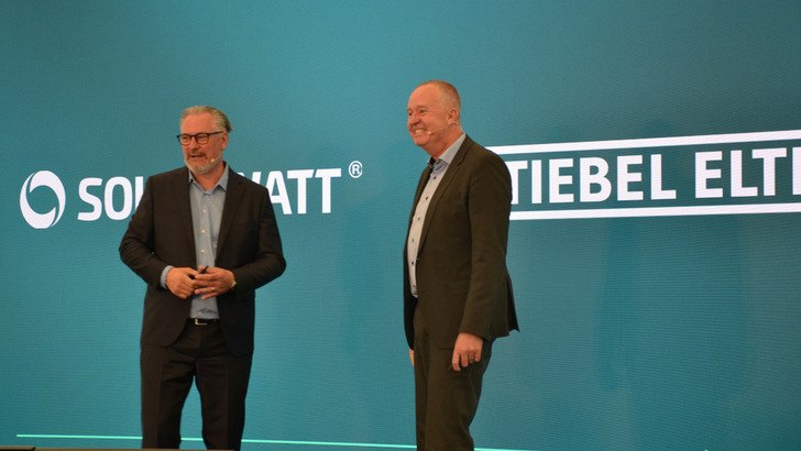The two managing directors Detlef Neuhaus of Solarwatt and Nicholas Matten of Stiebel Eltron announce the cooperation on sector coupling.