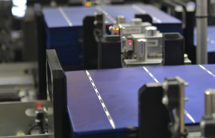 Supply issues in cell production hinder the further expansion of production capacities for solar modules.