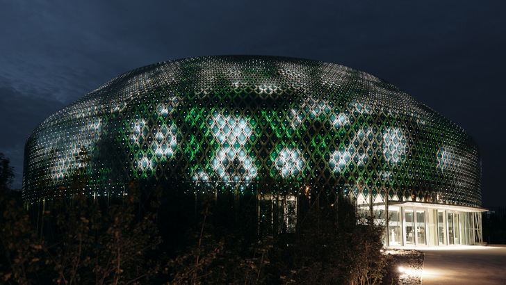 After sunset, the facade is illuminated with various art animations. - © Semiconductor/Laurits Jensen
