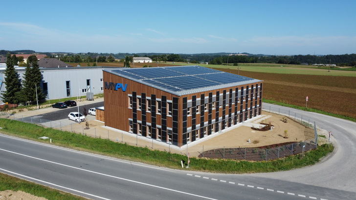 A photovoltaic system with 100 kilowatts on the monopitch roof and on the facade supply the building with electricity.