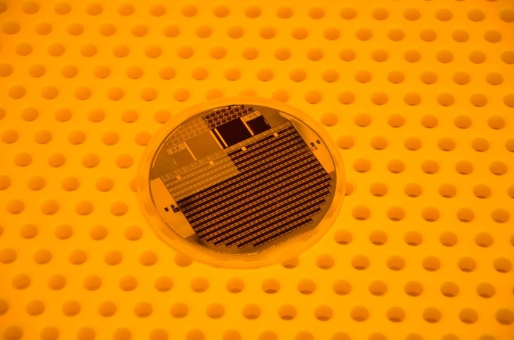 Thanks to improved antireflection layers, the efficiency of the best four-junction solar cell to date improved from 46.1 to 47.6 per cent.