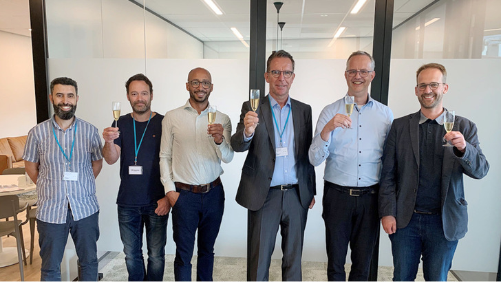 Solarwatt and Reconvert will both benefit from the acquisition. This is emphasised by both Recovert CEO Arno Van Zwam (2nd from right) and Solarwatt CFO Sven Böhm (3rd from right). - © Solarwatt
