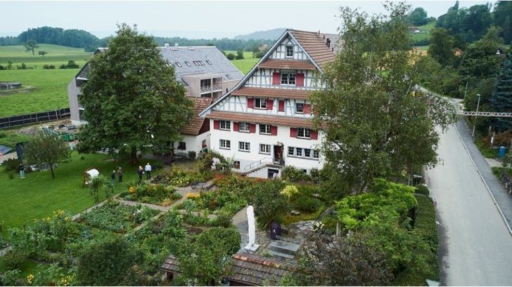 Small settlement in Switzerland with a lot of solar power: surplus is stored in the form of hydrogen for the winter. - © EKZ
