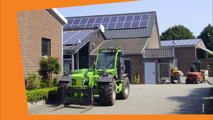 It is not only on the roofs of farms that solar modules find plenty of space. Farmers can also harvest twice from their arable land. - © Redtherm
