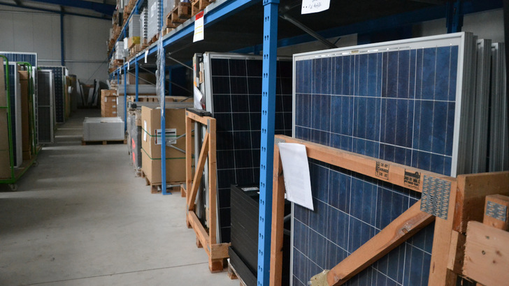 Secondsol stocks more than 250,000 solar modules from a wide range of manufacturers and of different vintages in its warehouse in Meiningen. - © Velka Botička
