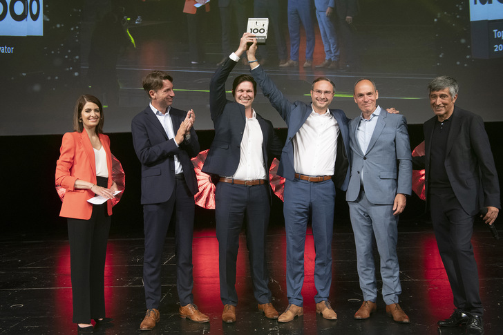 Tesvolt founders Simon Schandert and Daniel Hannemann receiving the "Innovator of the Year 2022" trophy.